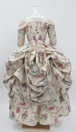 Robe à la Polonaise, ca. 1780. ephemeral-elegance.tumblr.com/post/120253909370/robe-à-la-polonaise-ca-1780-via-the-met